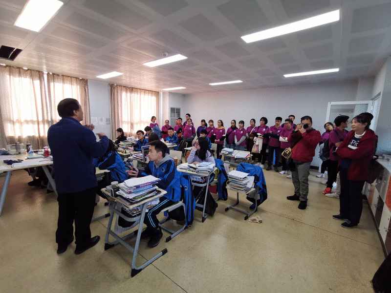佛山外语中学校长介绍学校的课程。