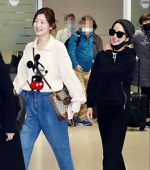 《寄生上流》团队12日早晨现身洛杉矶机场返韩，图为戏中两位女主角朴素丹和赵汝贞。