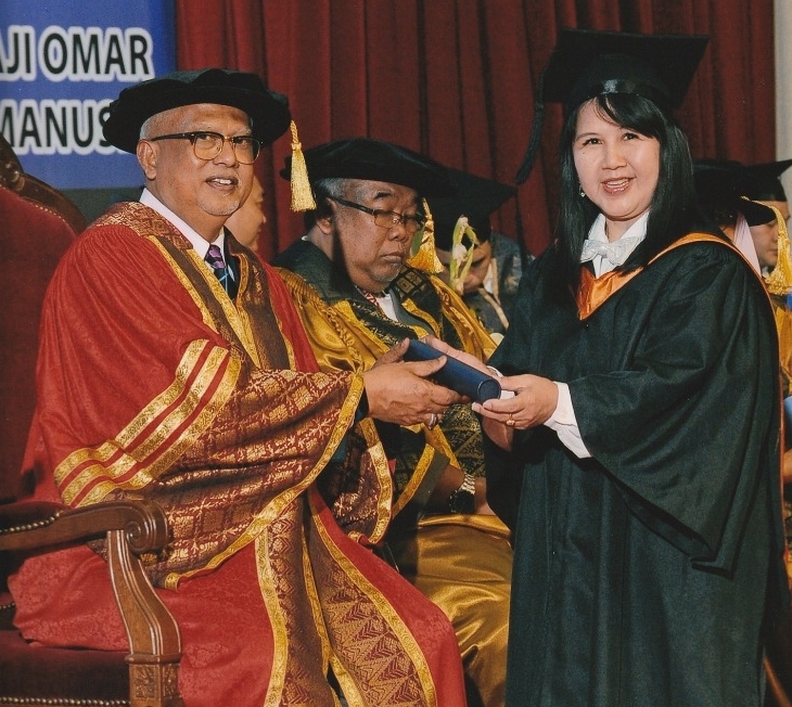 陈鼎银（右）活到老学到老，近56岁考获技职文凭。