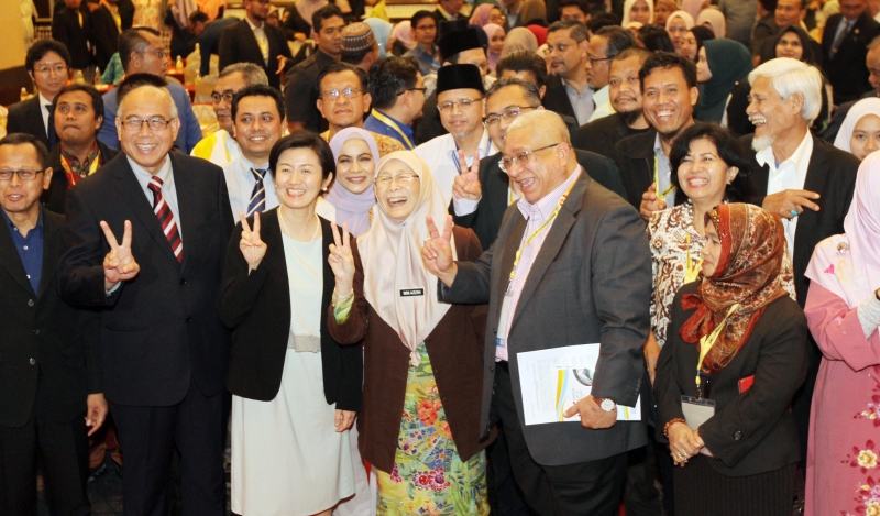 旺阿兹莎（前排左四）为“2020年和平共处大会”主持闭幕仪式后，开心的与出席者一起比胜利的手势合照。