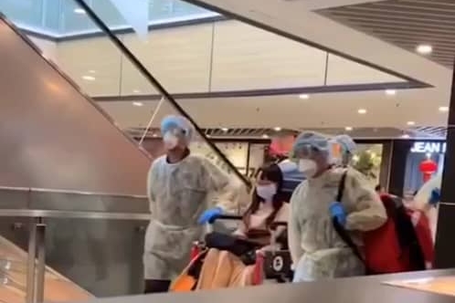 WhatsApp群组疯传著一段视频，画面显示4名医护人员身穿防护服、头戴面具及口罩，全副武装般使用轮椅把一名戴著口罩的女性撤离商场，并指是发生在怡保百利广场。
