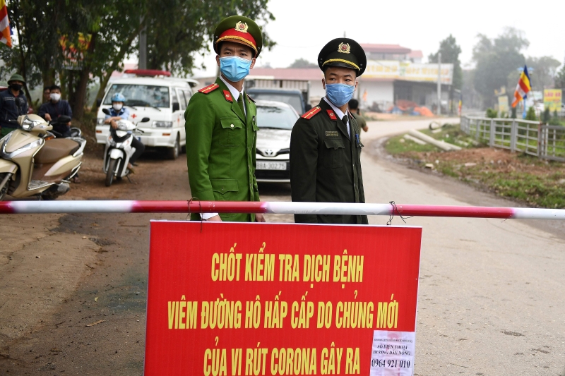 防范武汉肺炎疫情扩散，越南封锁永福省山雷村。军警人员在山雷村设检查站，禁止所有人员和车辆进出。（图：法新社）