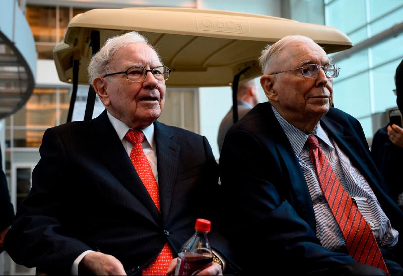 美国股神巴菲特（左）密友、波克夏副董事长查理．莫格（右）批评中国投资者喜欢在股票上赌博。 （图：法新社）	