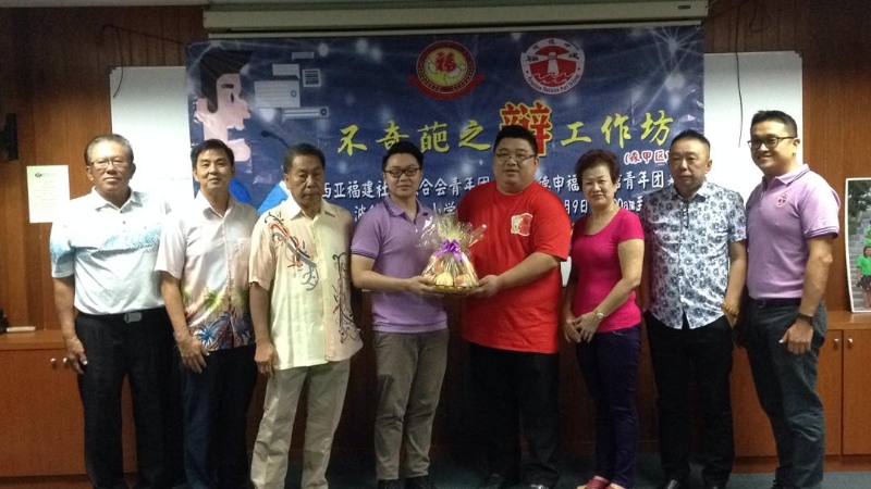 王玮圣（左四）代表赠送水果礼篮给林世顺（左五）。左起为苏亚华、石建华、李振兴、杜秀銮、谢章来及刘世彬。