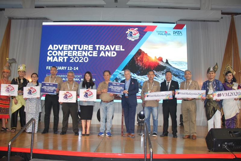 莫哈末丁（左七）为亚太旅游协会探险旅游会议及2020年PATA旅游交易会主持开幕礼后，与嘉宾合影。