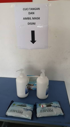 校方在校园多个角落准备抗菌洁手液，好让教职员和学生能勤于洗手。