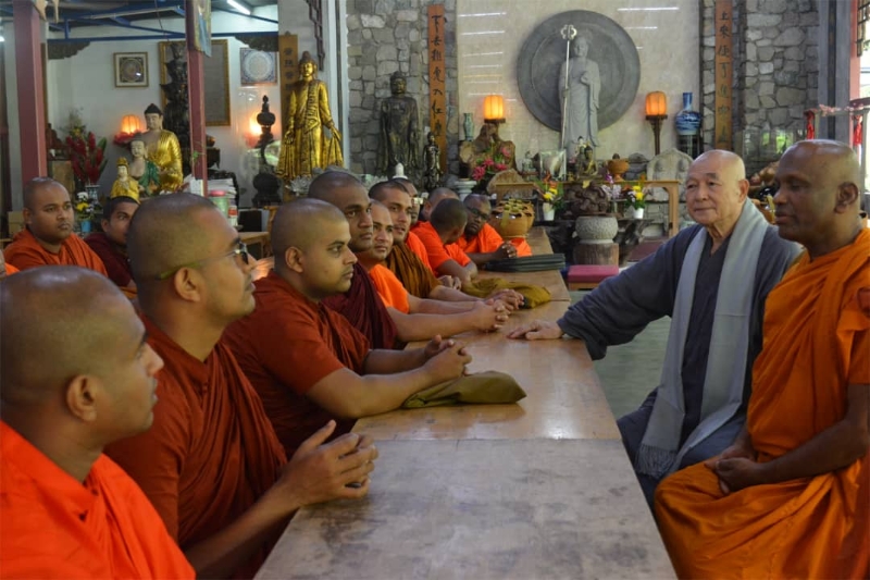  慧海教授和尚（右二）向僧伽们讲述大马佛教大学的发展动态。右一为沙拉南卡拉。