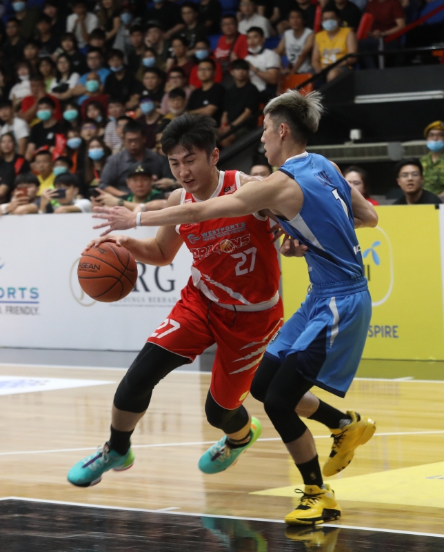 “美美”陈俊宏（左）周三对阵富邦勇士得到10分3篮板，图示他单打林书豪弟弟林书纬。