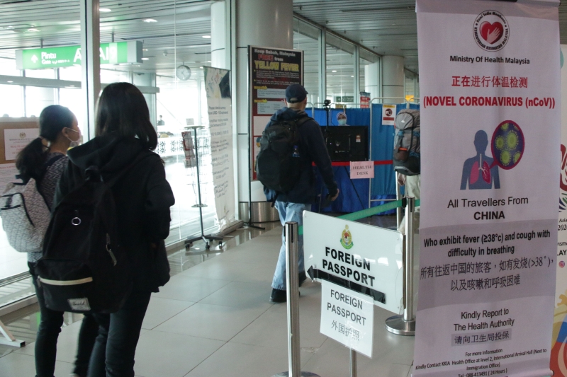 卫生部在入境处安排体温扫描器，勒令所有透过国际航班入境沙巴的游客进行体温检测扫描。