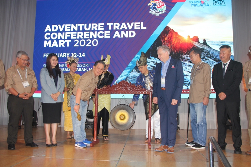 莫哈末丁（前排左三）为亚太旅游协会探险旅游会议及2020年PATA旅游交易会主持开幕礼。