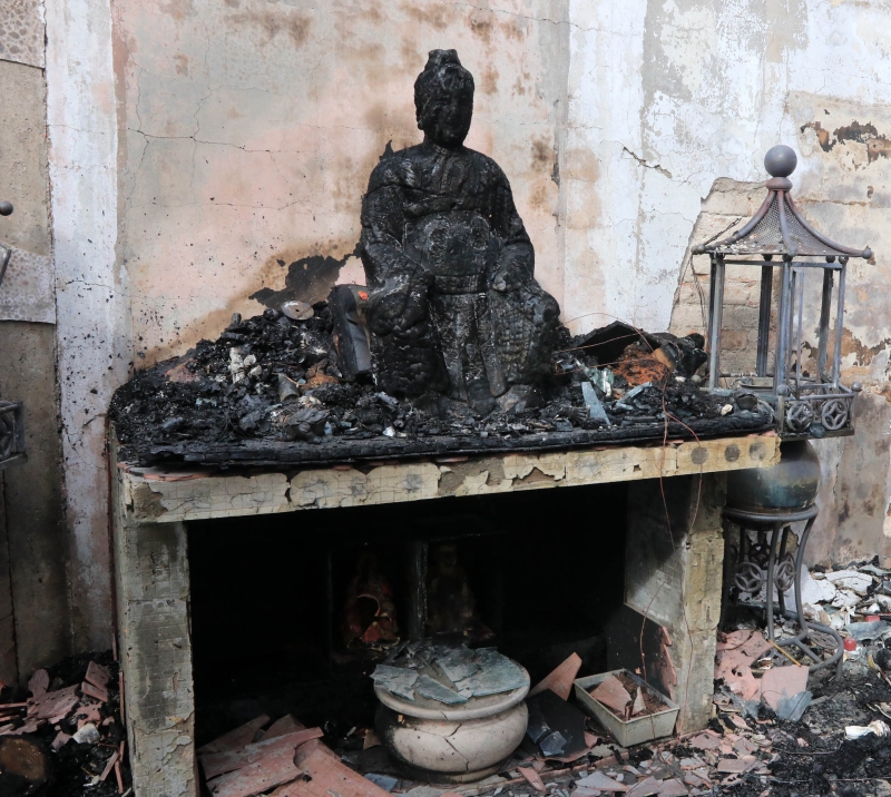 木质的女娲神像尽管被烧得焦黑，但却留住了完身。