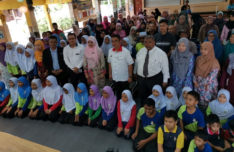 首长阿德里主持武吉峇汝国小学生援助金颁发仪式。