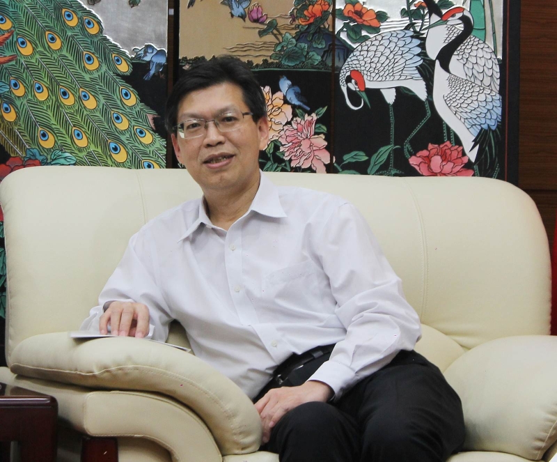 鲁世巍在中国驻槟总领事馆内接受媒体联访。
