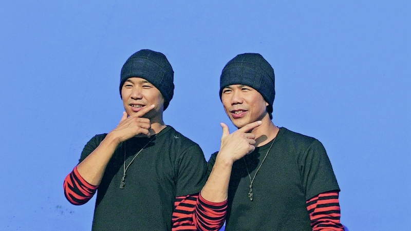 林海峰（左）与乐队RubberBand鼓手泥鯭外貌相似，被指像双胞胎兄弟，两人更因此有机会合作拍广告赚真银。
