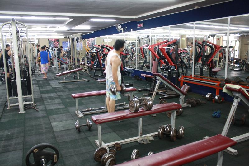 新冠肺炎时期，虽有中国爆出疑似发生在健身房的群聚感染事件，但不影响本地人到健身房运动的情况，健身人潮依旧。