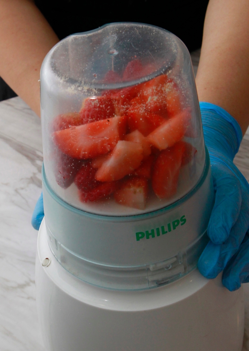 1.用搅拌机将草莓打成泥。