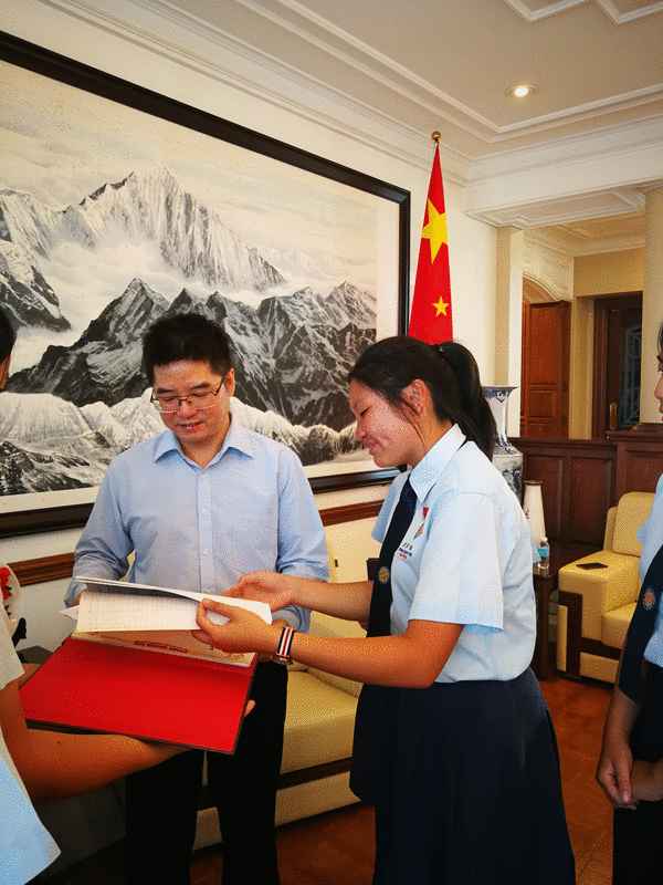 学生代表与梁才德（左）一同翻阅公开信册子。