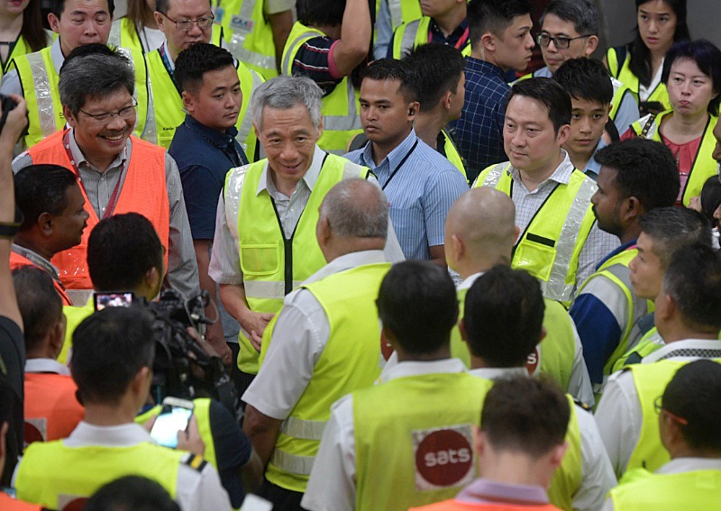 李显龙走访樟宜机场，为机场坚守一线的工作人员加油打气。