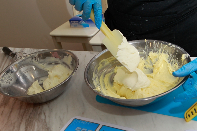 7.将打发后的动物性鲜奶油分两次加入奶油乳酪，搅拌均匀。