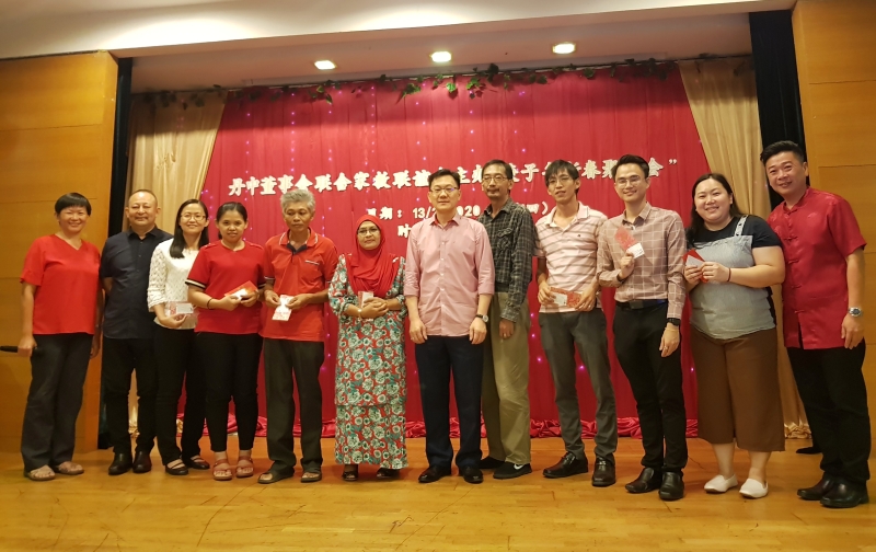 林敏萍校长(左一)奖励8位教师，以表扬他们的精神和表现;图为一行人与嘉宾合影。