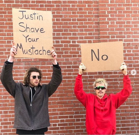 有粉丝直接举牌子怼到贾斯汀比柏面前去，要求他剃掉胡子，贾斯汀比柏也在现场立刻回应，NO!