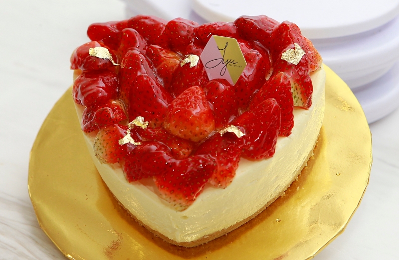 带有浓浓芝士香的免烤草莓芝士蛋糕不仅甜而不腻，且做法简单，属于零失败的蛋糕。