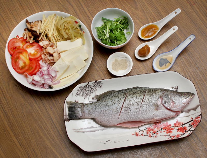 潮州蒸鱼食材包括石甲鱼、番茄、咸菜、姜丝、酸梅、豆腐、冬菇、小葱头、花肉等，虽食材繁多，工序却极简。