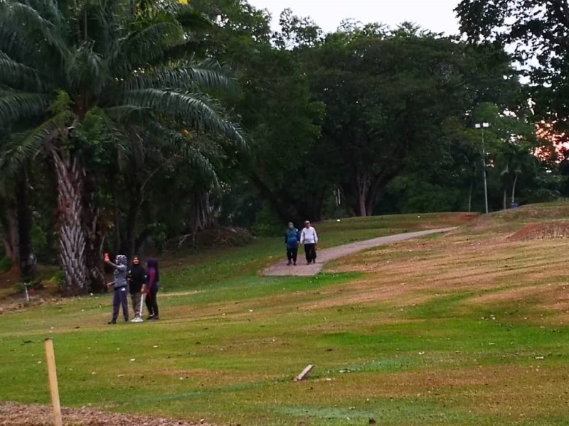 民众可以在高尔夫球场内晨跑。