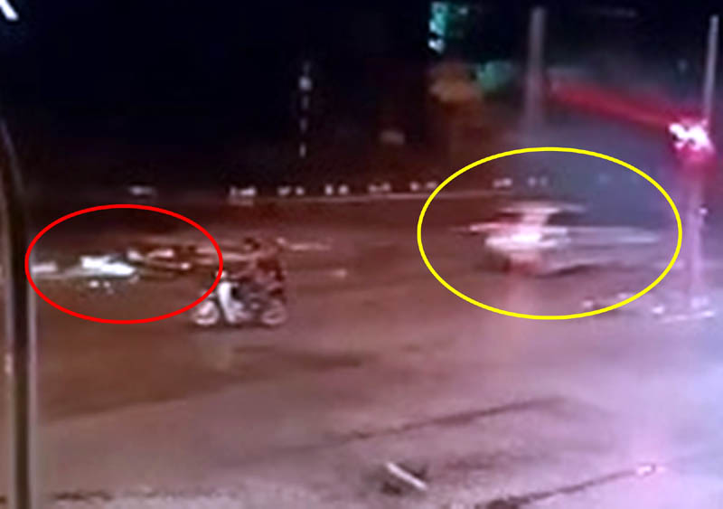 肇祸轿车（黄圈）肇事后扬长而去，留下警员与摩多车（红圈）在路旁。图为警方提供的闭路电视视频的截图。