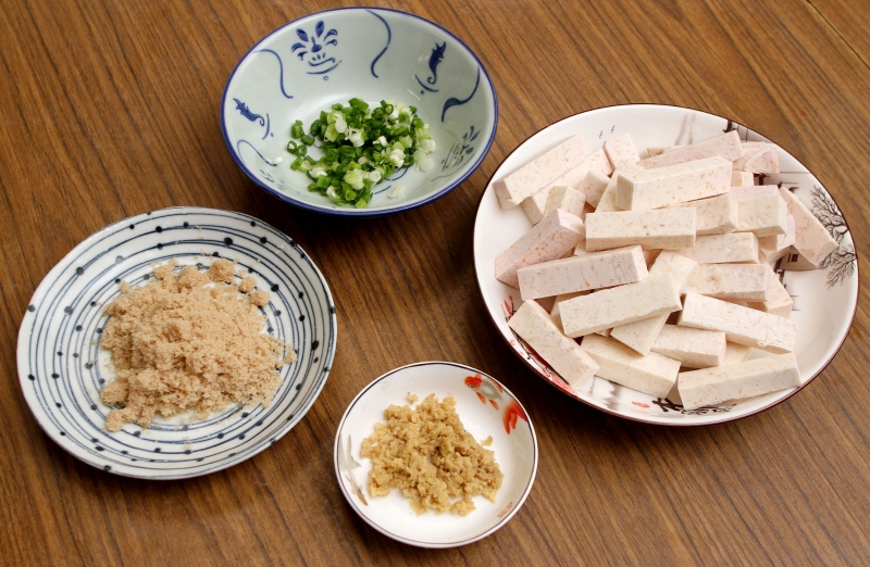 翻沙芋头食材包括芋头、煮糖胶要用到的黄糖、姜茸和青葱。