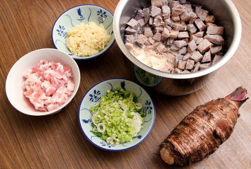 有的人会在煮芋头饭加入虾米，陈燕芬的做法是以花肉取代虾米，另外再加入芹菜。