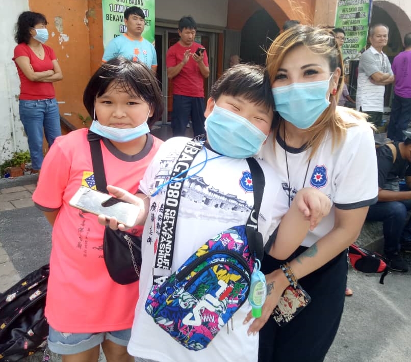 郑芷羚（右）及家人都有配戴口罩及准备洗手液消毒。
