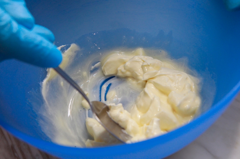 8.以微波炉或隔水加热溶解浸泡好的吉力丁，后再将两汤匙的奶油乳酪加入溶解的的吉力丁稀释，再把剩余的奶油乳酪混合及搅拌均匀。