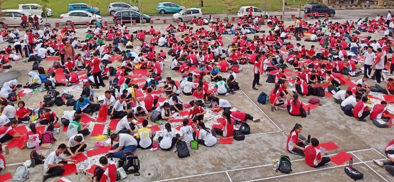 安顺三民华中师生、嘉宾一起挥毫写挥春，呈献满堂红吉祥气氛。