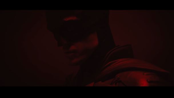 导演公开蝙蝠侠造型，不过为保持神秘感，画面中除见到穿上战衣的罗拔柏汀森，最清楚就是其胸口的新蝙蝠标记。