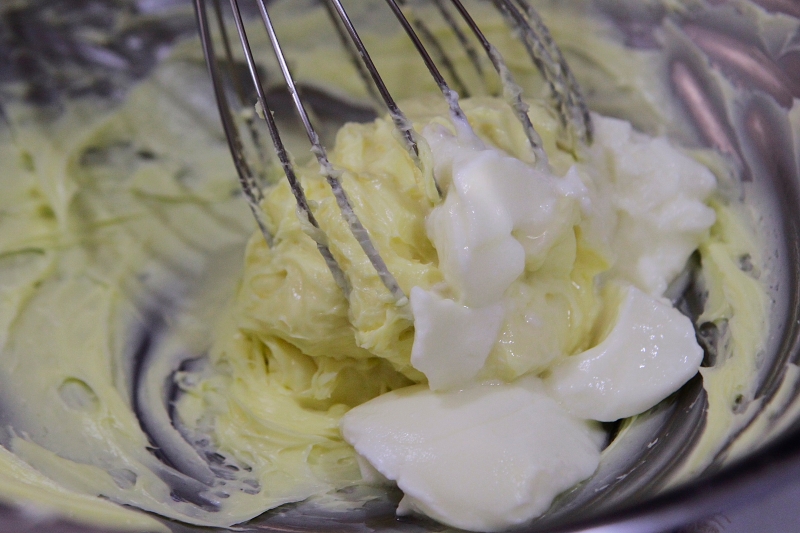 5.用打蛋器把软化的奶油乳酪及砂糖搅拌至顺滑，后再加入优格乳搅拌均匀。