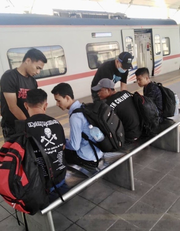 执法人员截查4名非法入境的缅甸籍男子（背对镜头）。