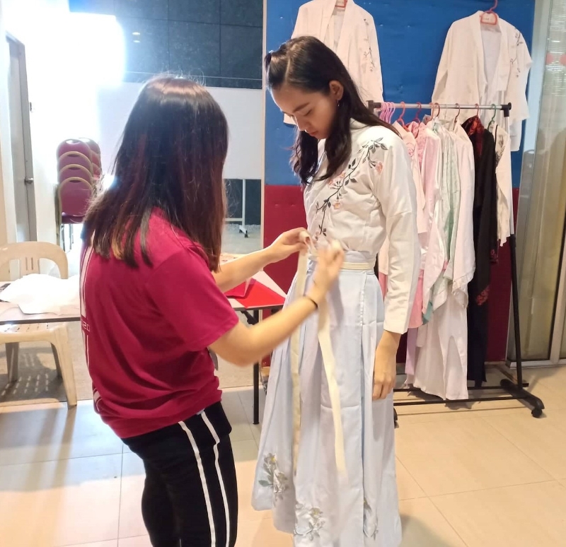汉服试穿让学生体验汉服传统文化。