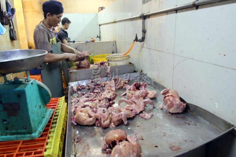 峇都兰樟菜市场鸡贩正在处理肉鸡。