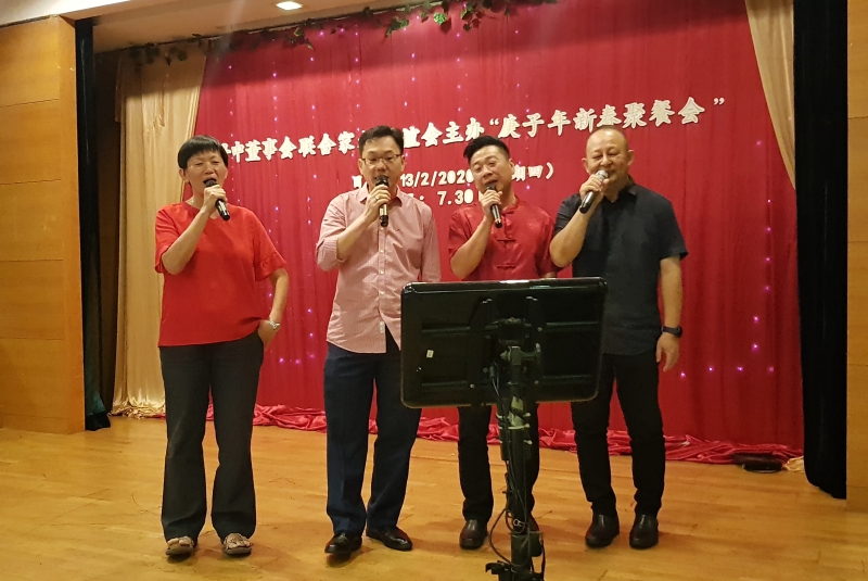 左起林敏萍校长、叶翃瑚、黄子植及署理董事长陈革位合唱《真心英雄》。