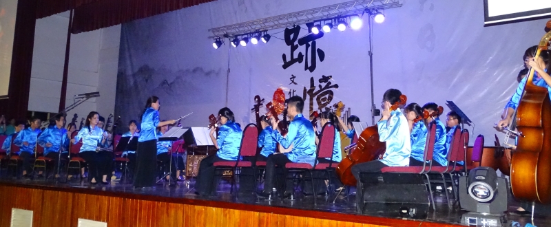 华乐团属于“大家族”式的学会团体，若要演奏多样式的乐谱，团内有时需要至少60名会员演奏。