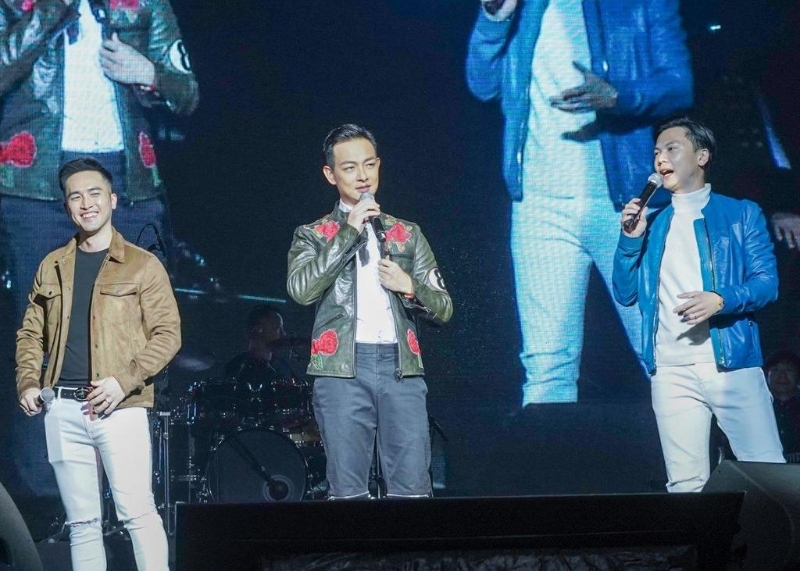 梁竞徽（中）邀请好兄弟陈国峰（左）及莫家淦（右）担任嘉宾，3人在台上翻唱《一起冲一起闯》尽现兄弟情。
