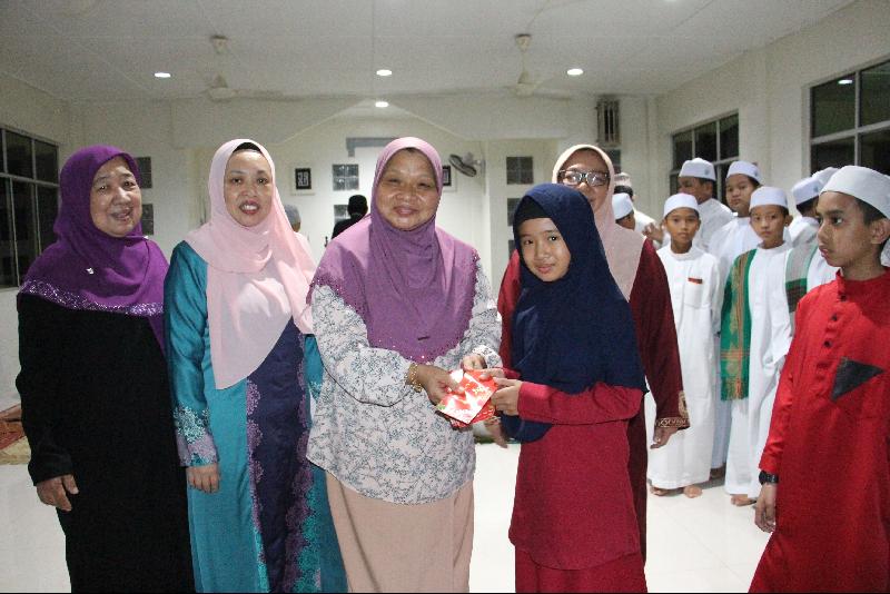 马来西亚华人穆斯林协会民都鲁分会主席诺哈雅迪（前右二）派红包予儿童。