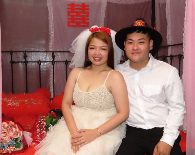 李玞生与邓洁仪是在8年前的情人节当天成为情侣 ，8年后的情人节，他们成为了夫妻。