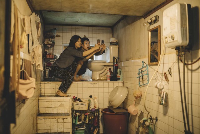 宋康昊无业家族居住的半地下室在高阳市净水场拍摄，高阳市长日前宣布重新复原当时搭景，供影迷朝圣。