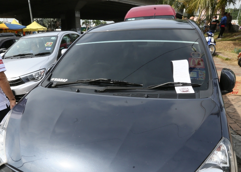 违规的车辆遭到交警开出罚单，而每天都有上百张罚单被开出。