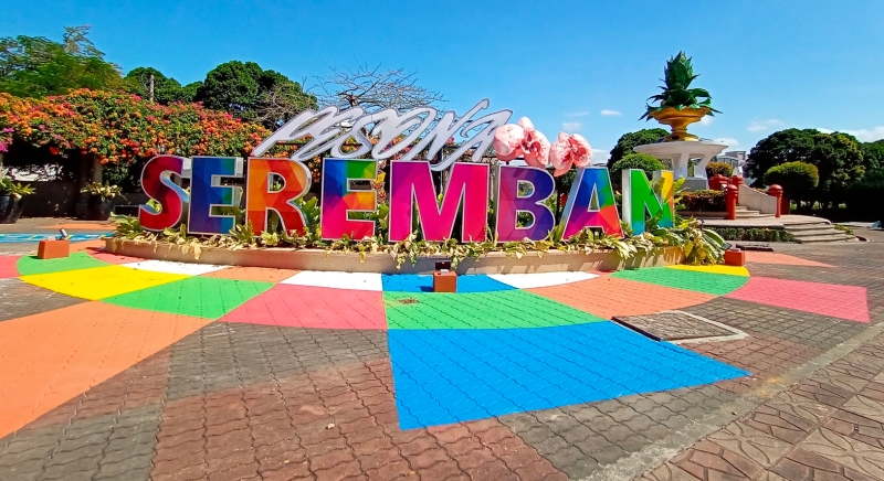 “魅力芙蓉”（Pesona Seremban）就设立在双溪乌绒路广场，缤纷的色彩很是显眼。