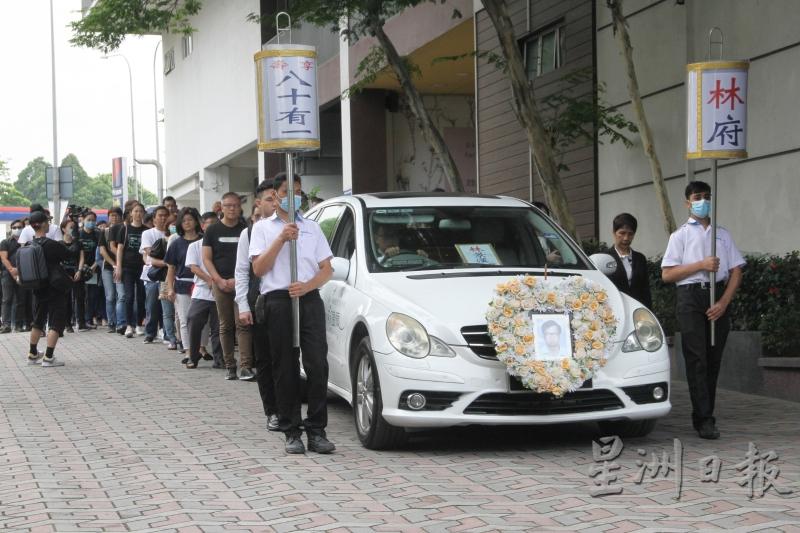 约300名大同韩新学院师生、媒体人、校友会代表及亲友送殡，送林景汉走完人生最后一程。