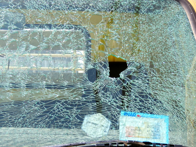 罗里挡风镜已完全破裂，有一个被硬物砸穿的孔。