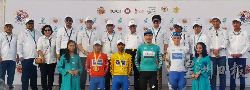 2020年浮罗交怡脚车长途赛第8站得奖者与颁奖人合照，后排左七起是马哈迪和青年及体育部长赛沙迪。